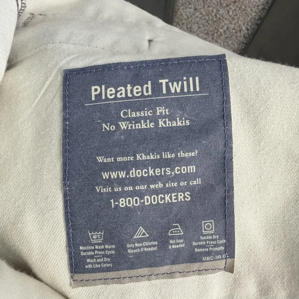 Vintage Dockers Pants Men 36x32 Gray Pleated Twill Classic Fit No Wrinkle Khakis
